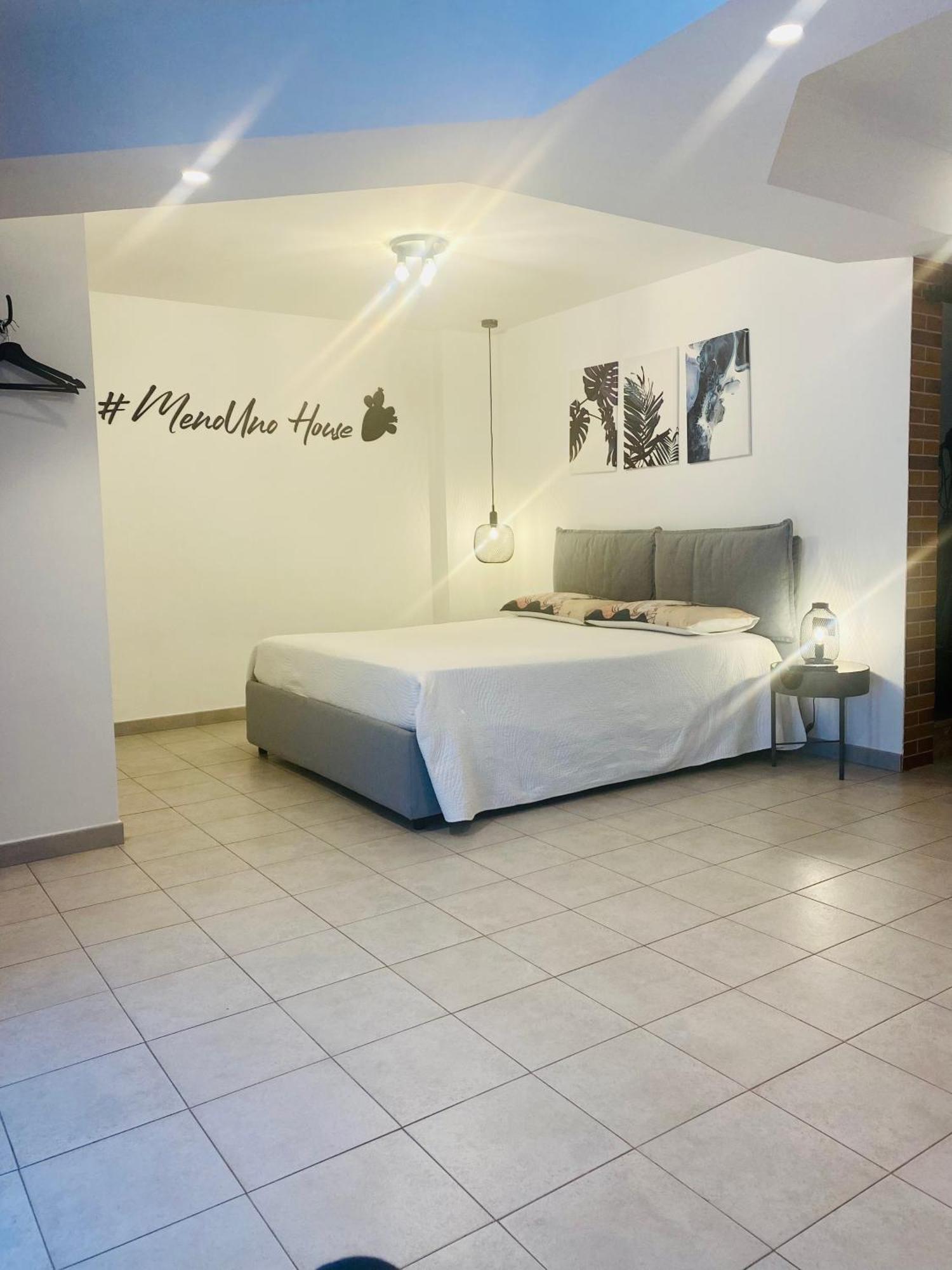 Menouno House * Crispiano